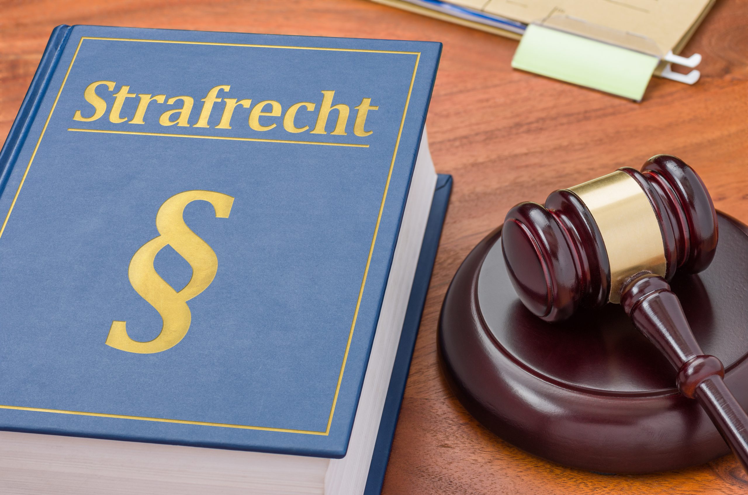 Gesetzbuch mit Richterhammer - Strafrecht